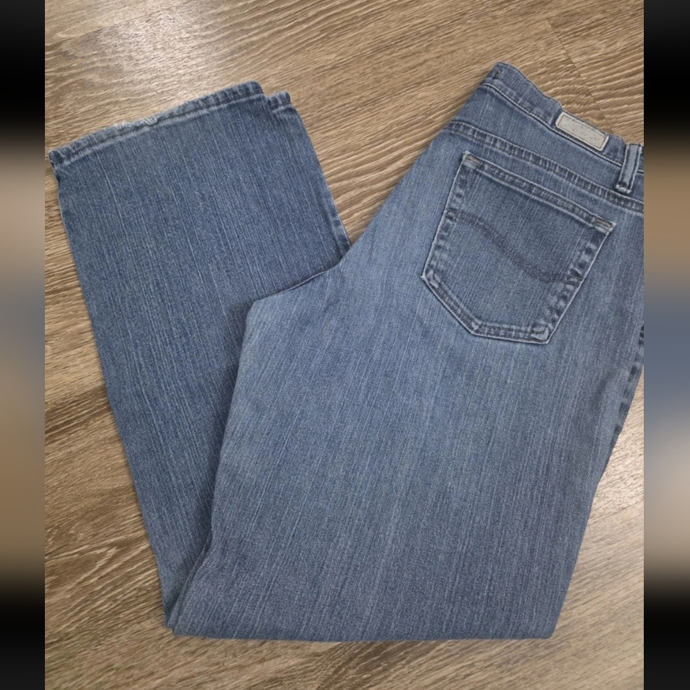 Lee Women’s Relaxed Straight Jeans Size 12 Short Medium Wash At Waist Fit